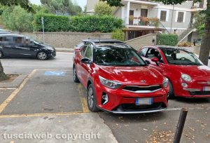 Vitorchiano - Auto su parcheggio per disabili