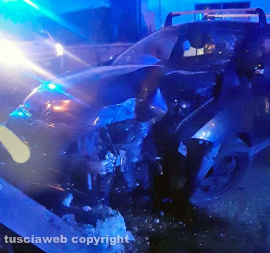 Capranica - Auto finisce contro un muretto