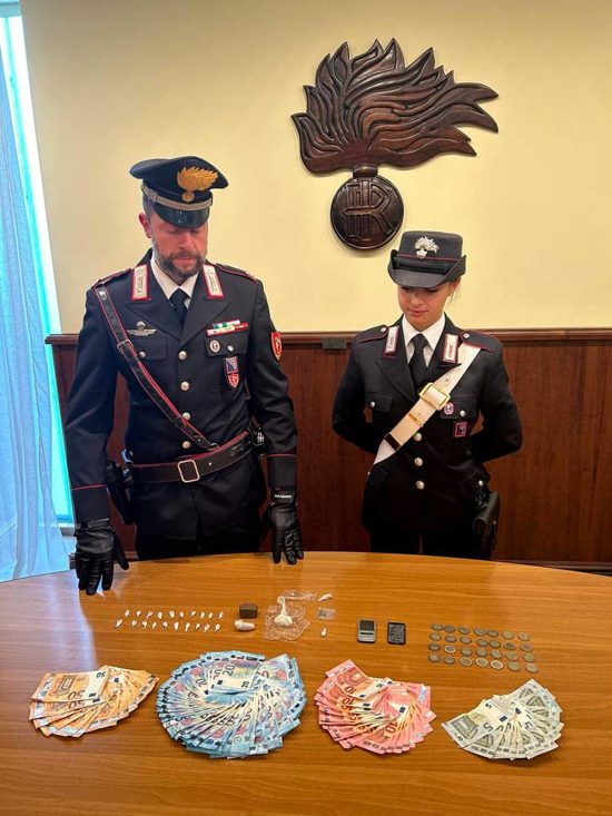 Viterbo - Carabinieri - Supermarket della droga - Il materiale sequestrato