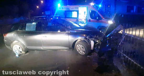 Capranica - Auto finisce contro un muretto
