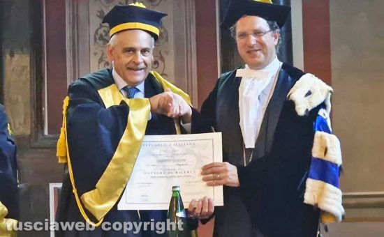 Viterbo - Lamberto Giannini riceve la il diploma di dottorato honoris causa dal rettore Stefano Ubertini