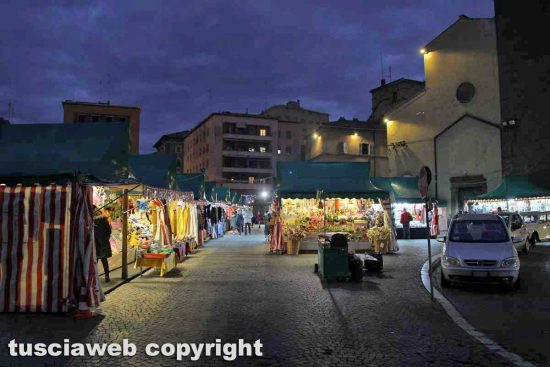 Viterbo - Il mercatino di Natale in piazza dei caduti