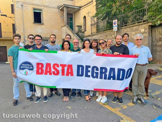 Viterbo - Flash mob Fratelli d'Italia contro degrado in centro