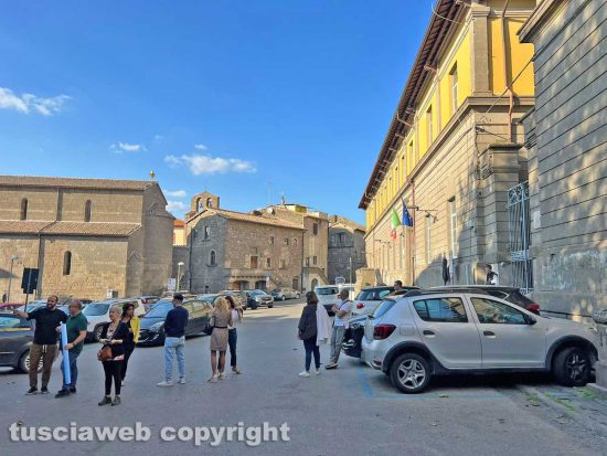 Viterbo - Flash mob Fratelli d'Italia contro degrado in centro