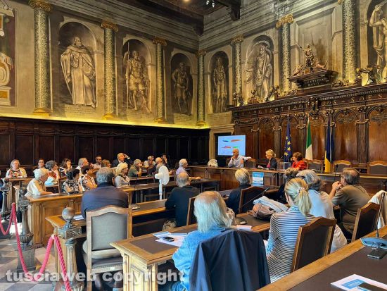 Viterbo - Non ce la beviamo - L'incontro a palazzo dei Priori
