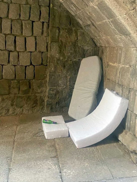 Viterbo - Materassi e bottiglie sotto palazzo Mazzatosta