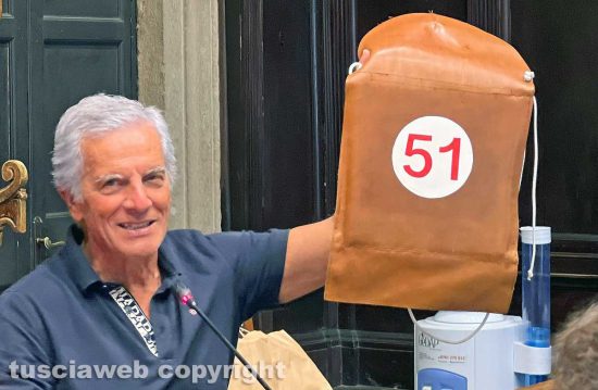 Massimo Mecarini col ciuffo numero 51