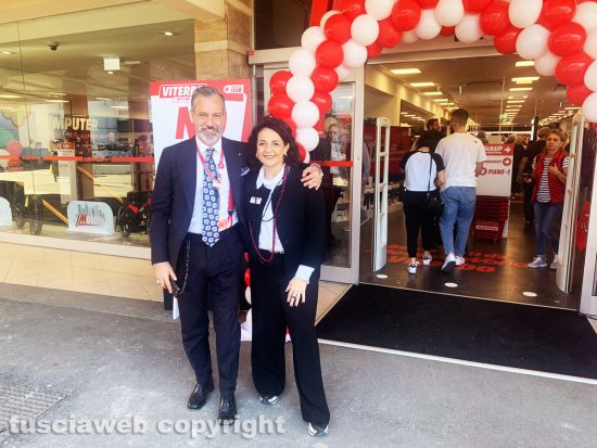 Viterbo - Luca Amicone, regional manager di Mediawordl e Barbara Sacco, direttrice del punto vendita nel capoluogo della Tuscia