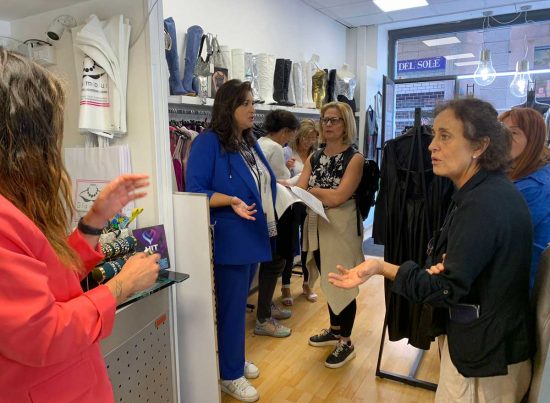 Luisa Ciambella con i commercianti di via Matteotti