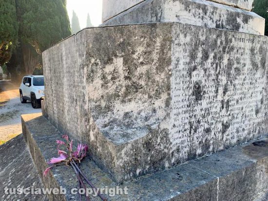 Viterbo - Degrado al monumento ai caduti al cimitero