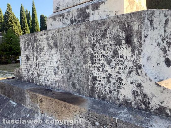 Viterbo - Degrado al monumento ai caduti al cimitero