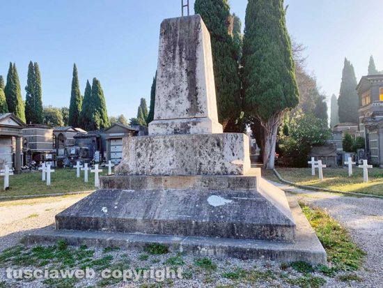 Viterbo - Degrado al monumento ai caduti al cimitero