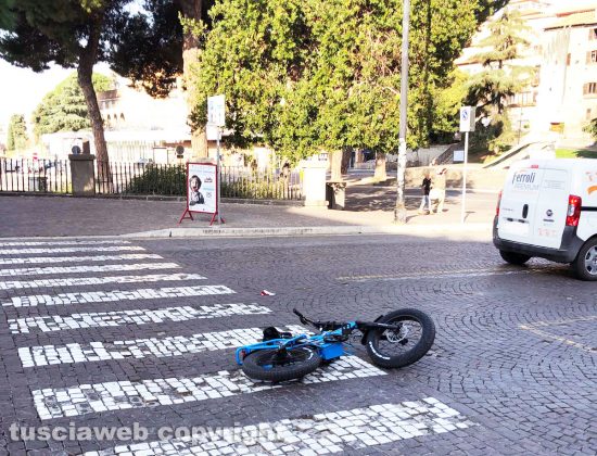 Viterbo - Ciclista cade in via Ascenzi