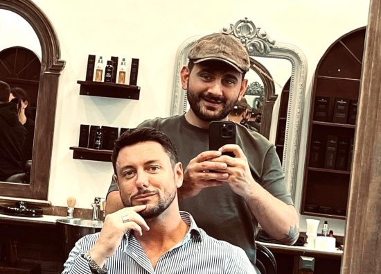 Giambruno con il barbiere di fiducia