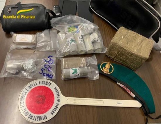 Latina - Trovato con 2 kg di hashish e marijuana sotto il sedile dell'auto