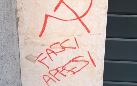Civitavecchia - Le scritte fuori alla sede di Fratelli d'Italia