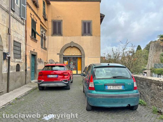 Viterbo - Le macchine parcheggiate davanti al Denco Africa Bar