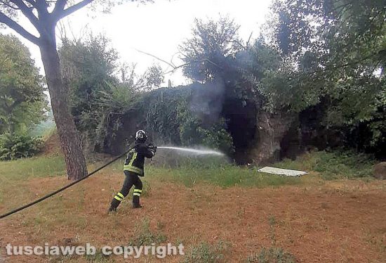 Viterbo - In fiamme una grotta in via San Paolo, timore per un clochard