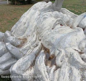 Viterbo - La scultura "Il risveglio" nel degrado