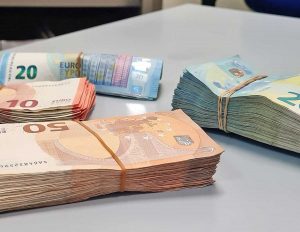Terni - I soldi sequestrati dalla polizia stradale