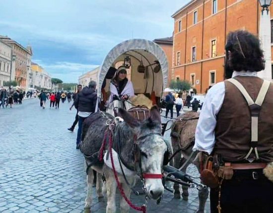 Céleste Grant e Charlotte arrivano a San Pietro sul loro calesse