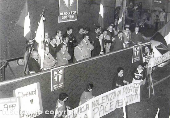 Comizio in piazza delle Erbe nel 1977 dopo corteo dc contro il terrorismo - Nando Gigli accanto a Renzo Trappolini
