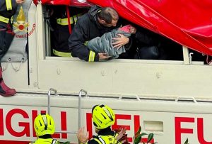 Alluvione in Toscana - Tratta in salvo una neonata dai vigili del fuoco
