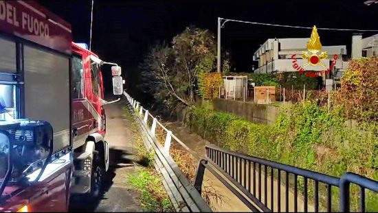 Maltempo in Veneto - Vigile del fuoco finisce nel torrente
