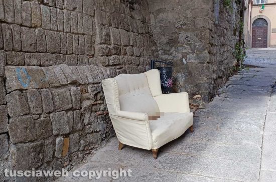 Viterbo - Via Bellavista - Escrementi su un divano abbandonato