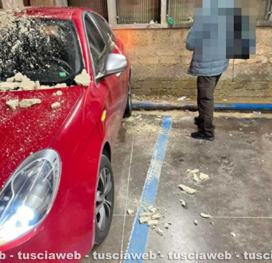 Orte - Calcinacci caduti su auto in sosta al parcheggio