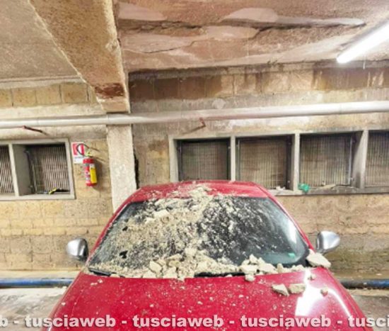 Orte - Calcinacci caduti su auto in sosta al parcheggio