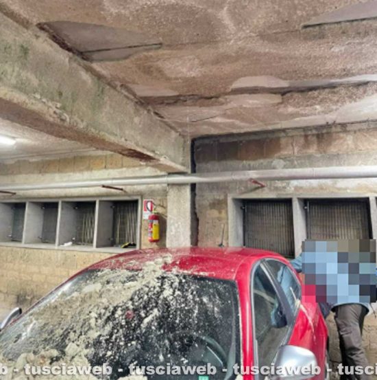 Orte - Calcinacci caduti su auto in sosta al parcheggio