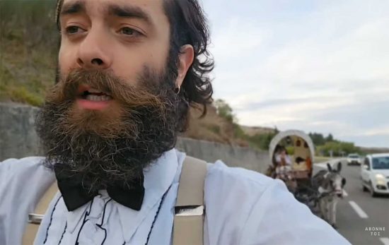 Céleste Grant e Charlotte lungo la via Francigena sul loro calesse