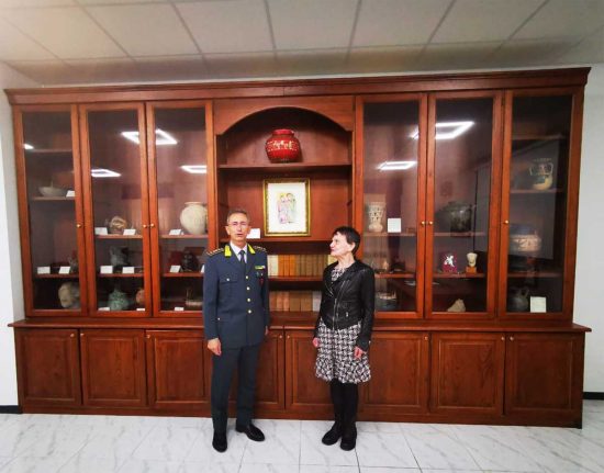 Viterbo - L’artista Amelia Duranti dona un quadro al comando provinciale della guardia di finanza