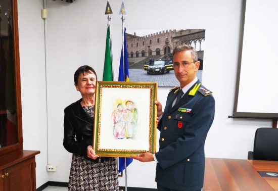 Viterbo - L’artista Amelia Duranti dona un quadro al comando provinciale della guardia di finanza