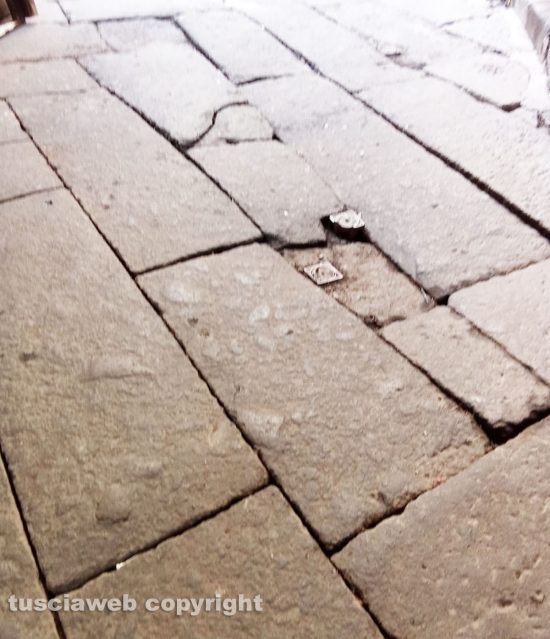 Viterbo - Manto stradale sconnesso e con buche a Piazza San Lorenzo e via San Pellegrino
