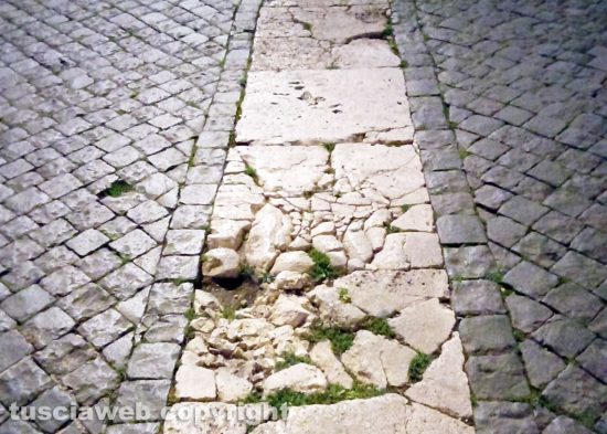 Viterbo - Manto stradale sconnesso e con buche a Piazza San Lorenzo e via San Pellegrino