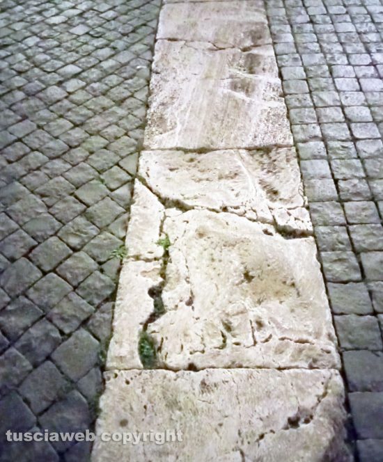 Viterbo - Manto stradale sconnesso e con buche a Piazza San Lorenzo e via San Pellegrino