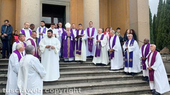 Viterbo - La messa per i defunti al cimitero San Lazzaro