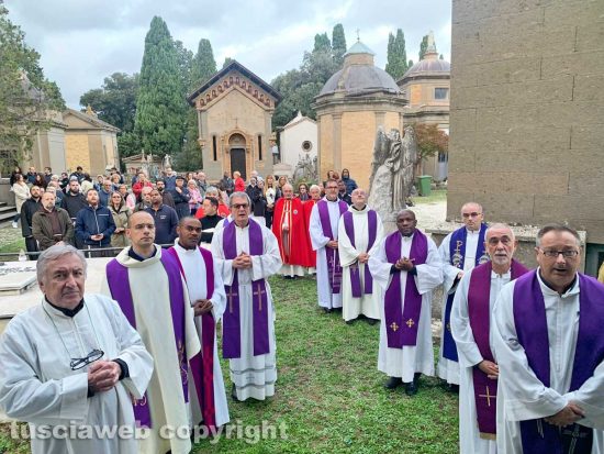 Viterbo - La messa per i defunti al cimitero San Lazzaro