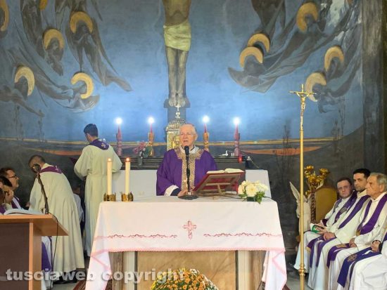 Viterbo - La messa per i defunti al cimitero San Lazzaro