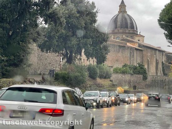 Viterbo - Traffico in tilt in viale Raniero Capocci