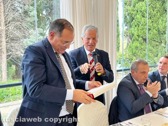 Vitorchiano - Il prefetto Antonio Cananà riceve la cravatta del Sodalizio da Massimo Mecarini