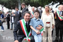 Il sindaco Marini con uno dei bambini della scuola De Amicis