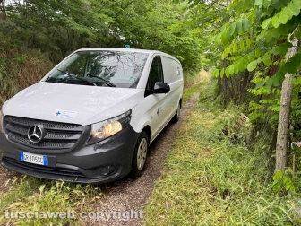 Viterbo - 31 cani sequestrati e salvati dalla Asl e dalla polizia locale - Uno dei furgoni per il trasferimento dei cani