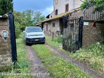 Viterbo - 31 cani sequestrati e salvati dalla Asl e dalla polizia locale - Il furgone che porta via i cani
