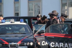 Gli arrestati escono dalla caserma dei carabinieri di Viterbo