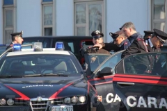 Gli arrestati escono dalla caserma dei carabinieri di Viterbo