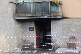 Incendio in una palazzina, muore ventenne