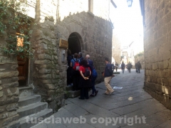 Turisti in fila per entrare al museo